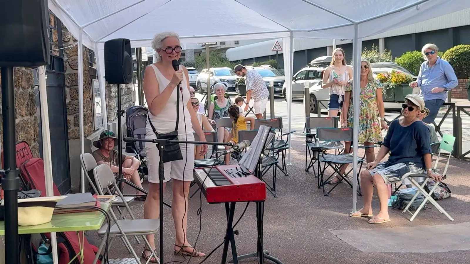 Isabelle, la présidente au micro pour annoncer la fête de la musqiue au Pecq proposé par l'Alpicoise.