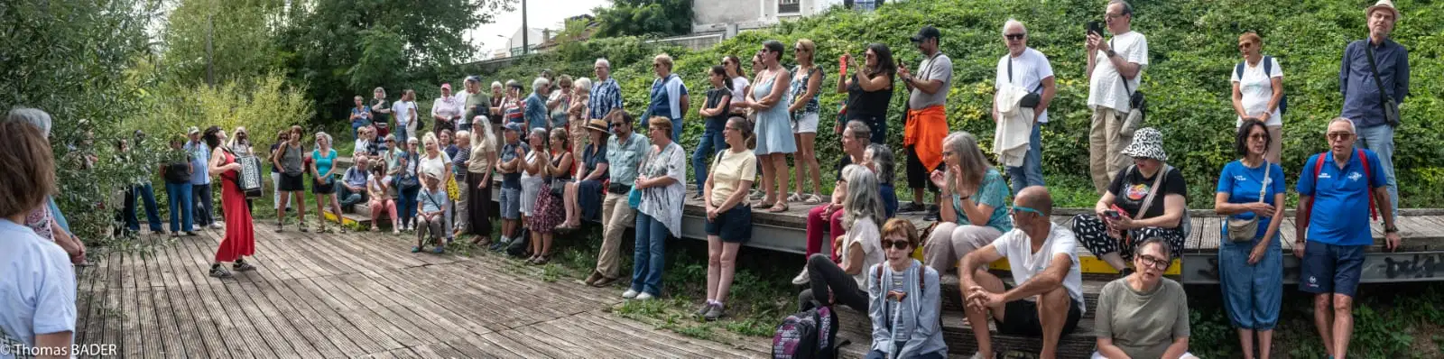 80 personnes présentes pour entendre Justine Jérémie et son accordéon en bord de Seine au Pecq