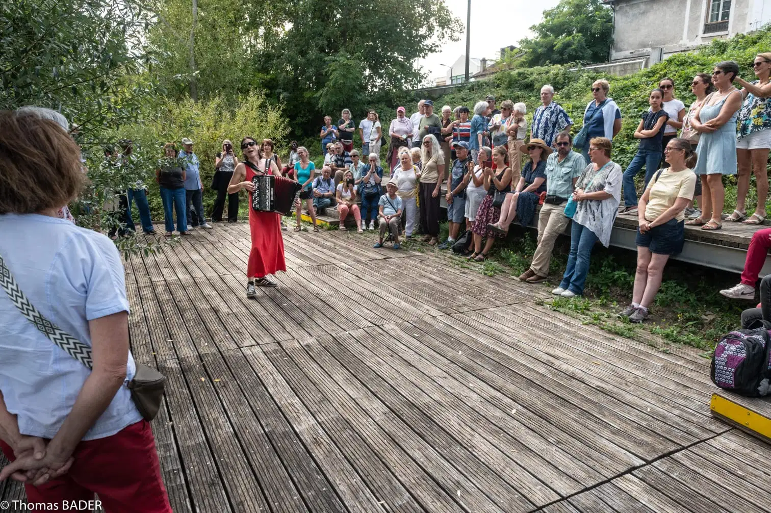 80 personnes présentes pour entendre Justine Jérémie et son accordéon en bord de Seine au Pecq
