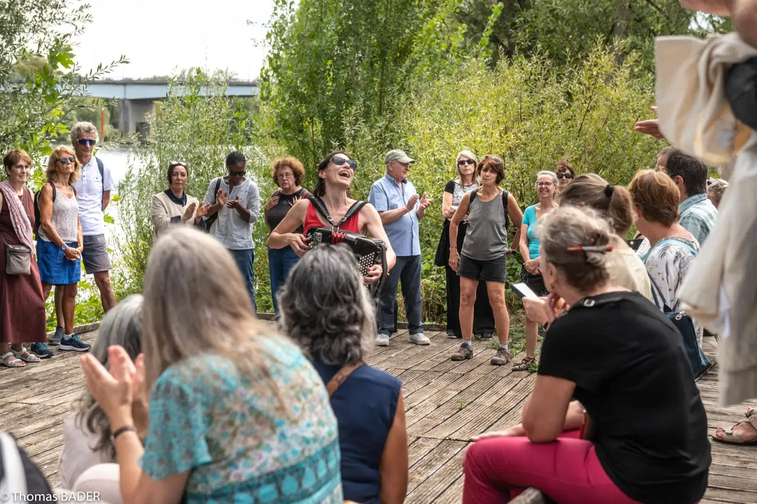 Justine Jérémie et son accordéon en bord de Seine au Pecq
