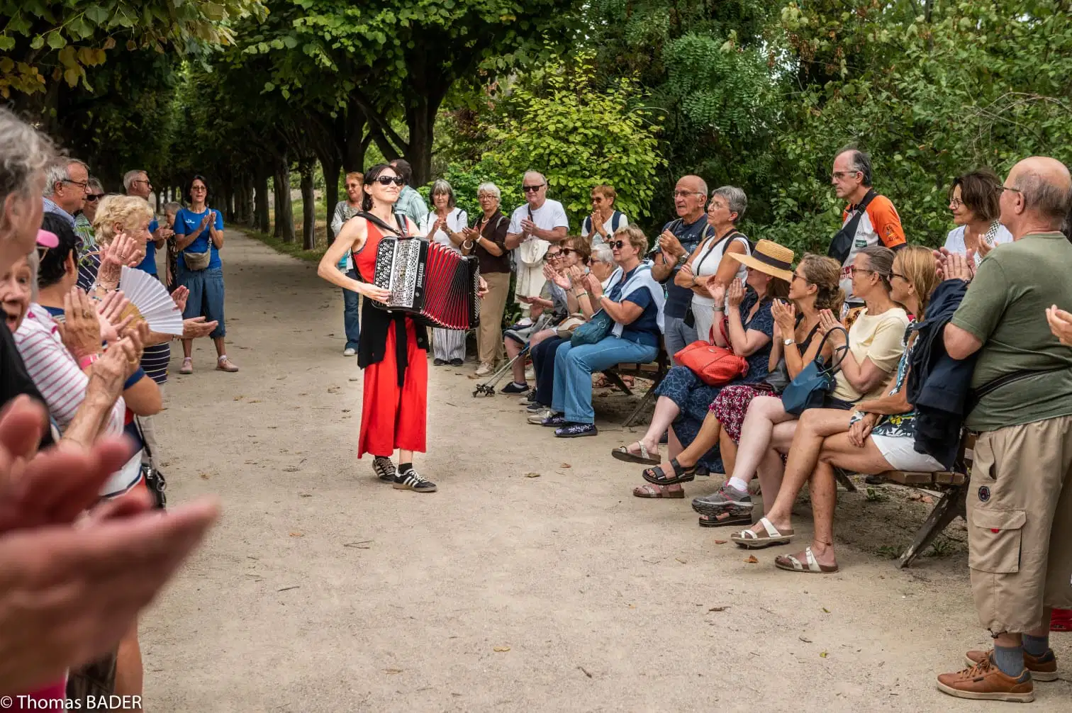 Justine Jérémie et son accordéon en bord de Seine au Pecq
