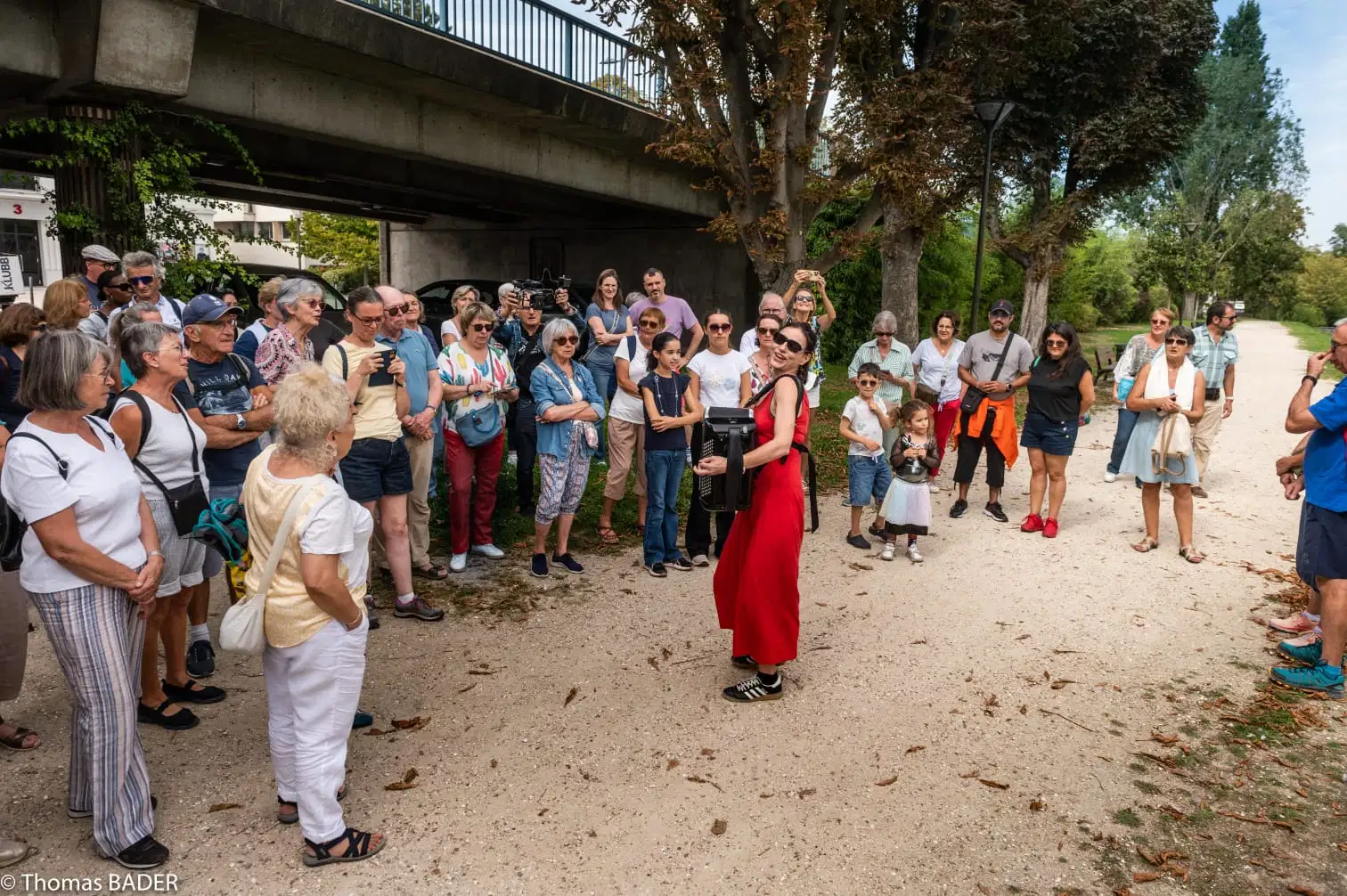 Justine Jérémie et son accordéon en bord de Seine au Pecq