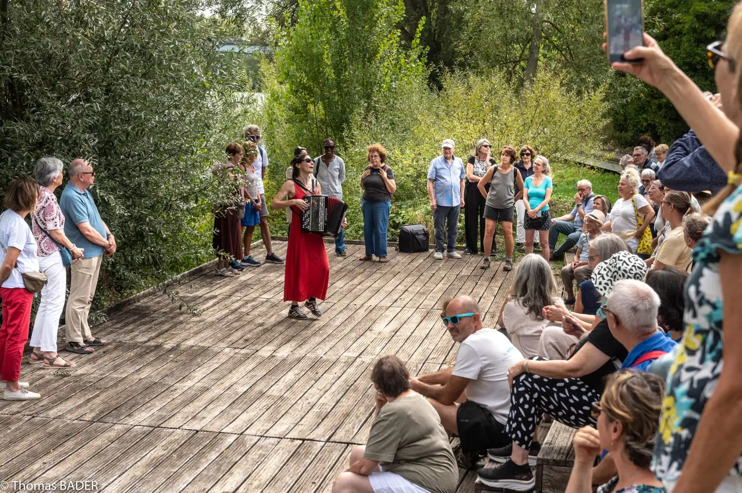 Justine Jérémie et son accordéon en bord de Seine au Pecq