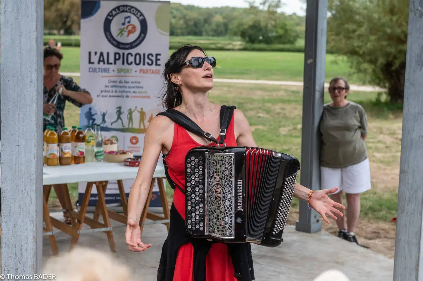 Justine Jérémie et son accordéon en bord de Seine au Pecq sous le kiosque à Musique du Parc Corbière