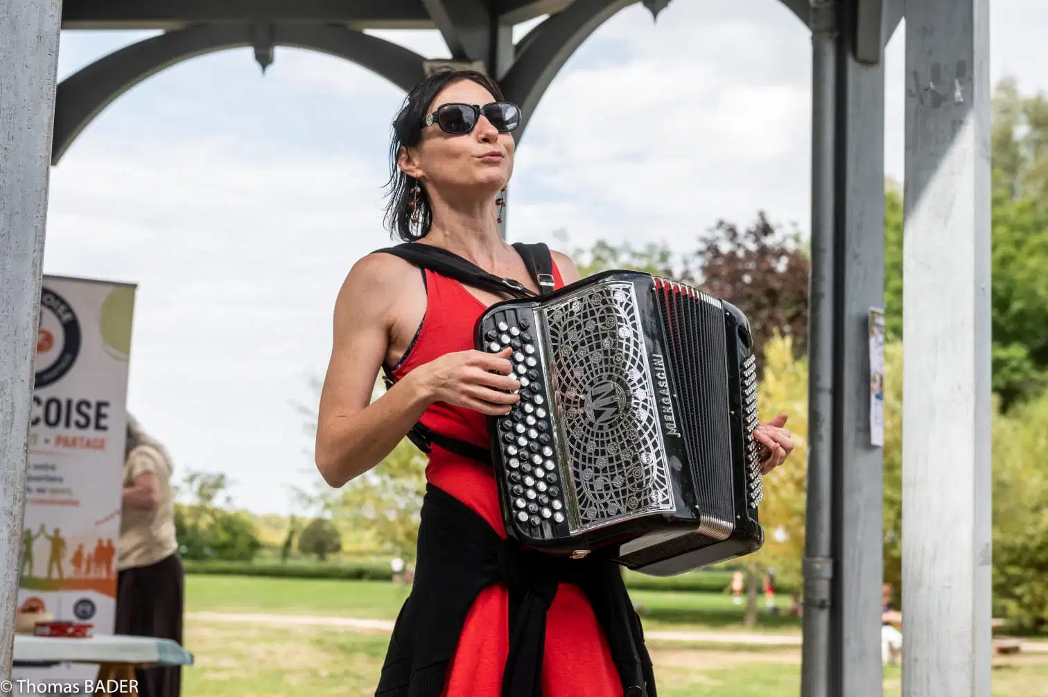 Justine Jérémie et son accordéon en bord de Seine au Pecq sous le kiosque à Musique du Parc Corbière
