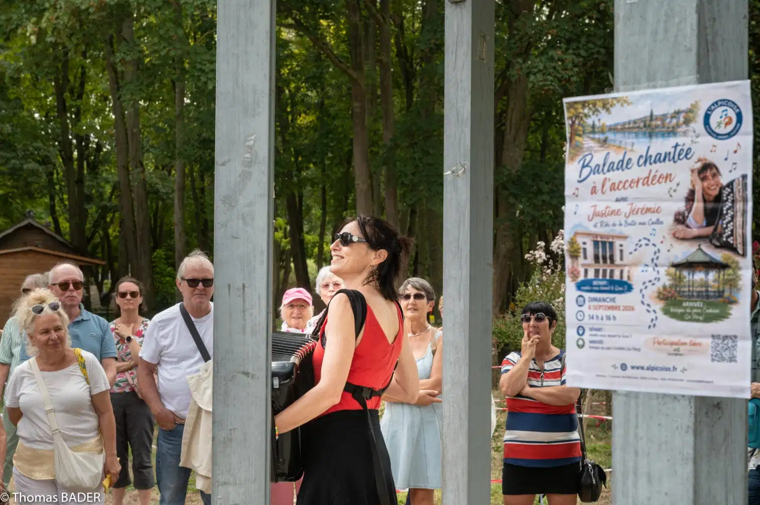 Justine Jérémie et son accordéon en bord de Seine au Pecq sous le kiosque à Musique du Parc Corbière