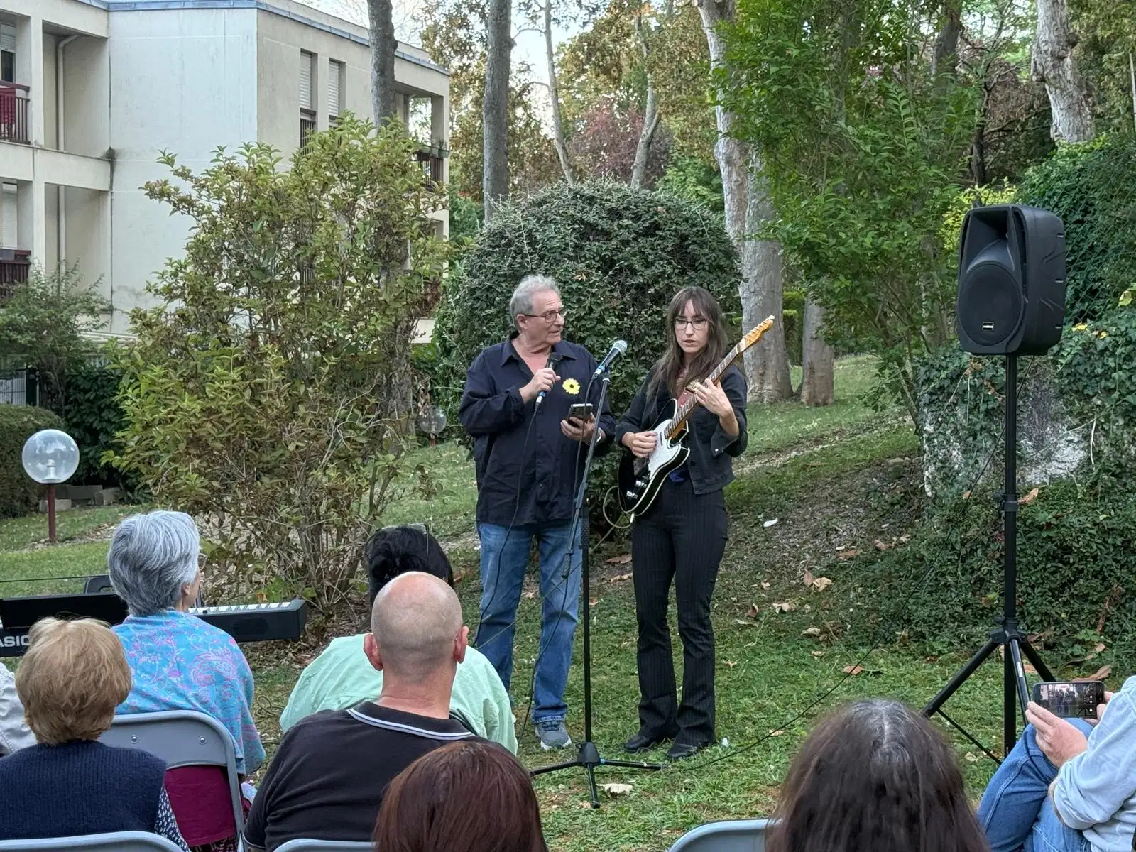 Rémy Tarrier à la voix et Mihlo à la guitare lors du concert caritatif au Pecq
