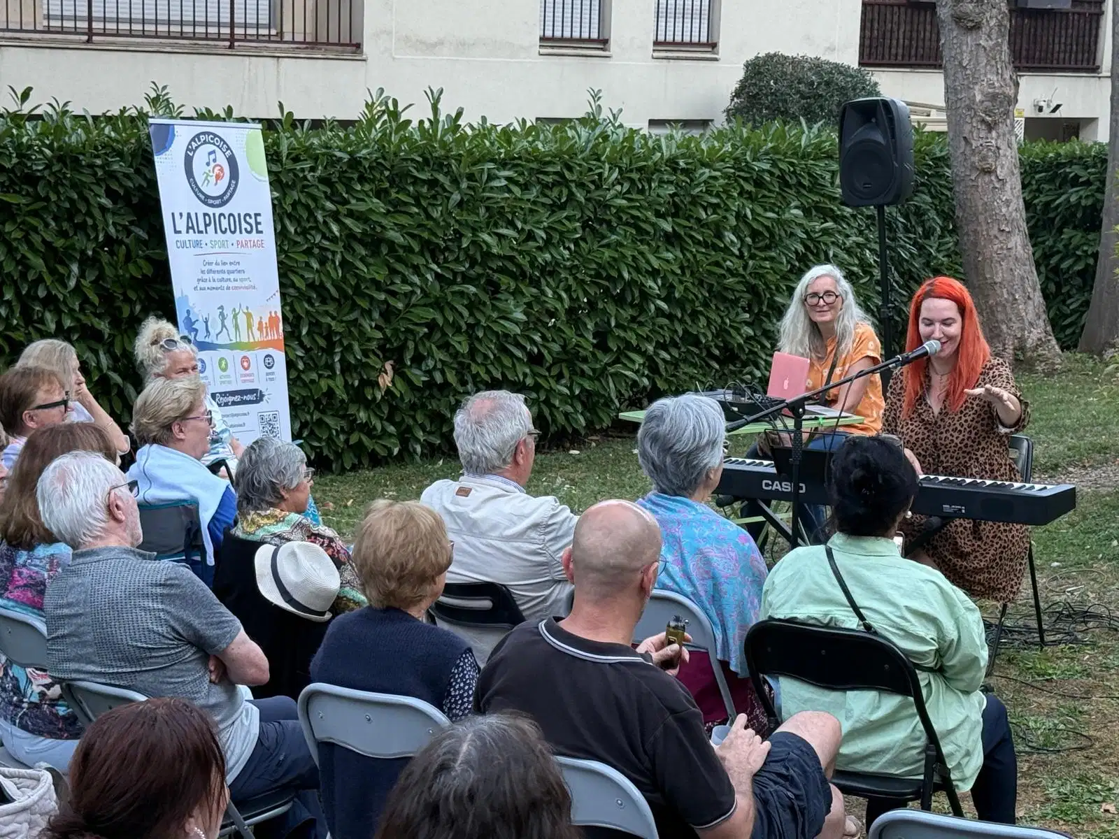 La Morissette au piano sur scène pour la dernière partie du concert caritatif au Pecq